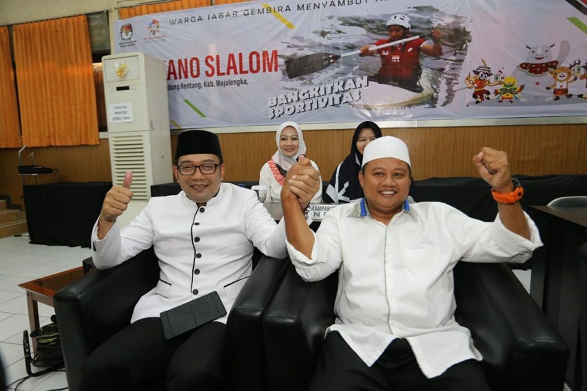 Gubernur Jabar terpilih Ridwan Kamil dan Wakil Gubernur Jabar terpilih Uu Ruzhanul Ulum saat hadir dalam rapat pleno terbuka penetapan gubernur dan wakil gubernur terpilih di Kantor KPU Jabar, Selasa (24/7/2018).
