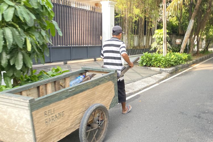 Di Balik Rumah Mewah Menteng, Pembeli Barang Bekas Bertahan di Tengah Gempuran Marketplace