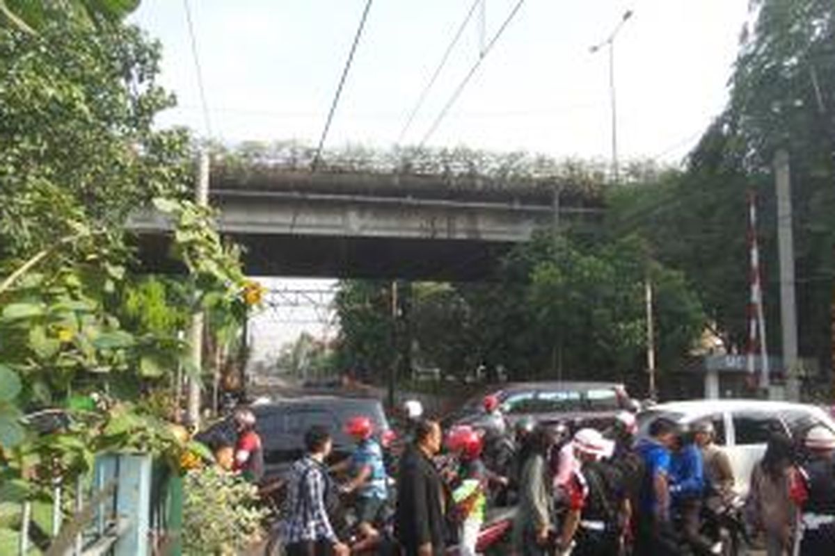 Perlintasan sebidang di sekitar Stasiun Tebet yang masih aktif dilalui kendaraan. Padahal, di lokasi yang sama sudah terdapat sebuah jalan layang atau flyover. PT KAI Commuter Jabodetabek menyarankan Pemerintah Provinsi DKI Jakarta untuk menutup perlintasan-perlintasan tersebut.