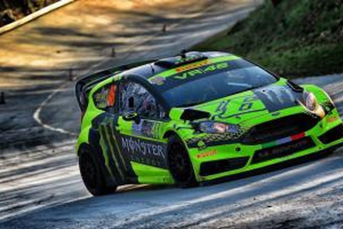 Valentino Rossi dan mobilnya, Ford Fiesta 1.6 WRC saat ikut di ajang Monza Rally 2015.