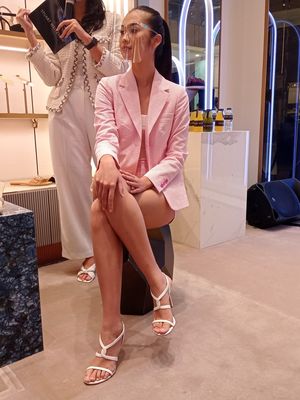 Stuart Weitzman meluncurkan beragam koleksi alas kaki untuk Spring Summer 2022 di Senayan City, Jakarta Pusat, Kamis (31/3/2022).