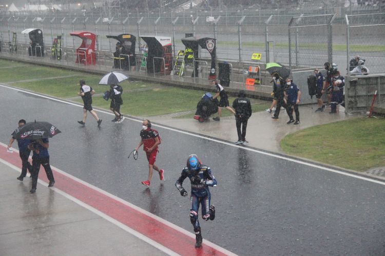 Suasana saat para pebalap dan kru tim tergesa-gesa kembali ke paddock di tengah hujan deras yang mengguyur kawasan Sirkuit Mandalika jelang Race 1 kelas World Superbike, Sabtu (20/11/2021).