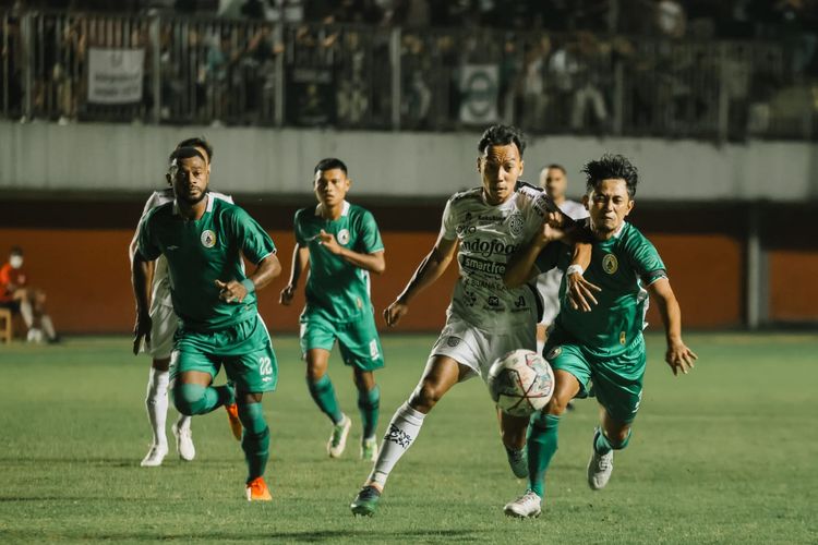 Pemain Bali United Novri Setiawan dijaga ketat pemain PSS Sleman saat uji coba yang berakhir dengan skor 1-2 di Stadion Maguwoharjo Sleman, Minggu (4/6/2022) malam.