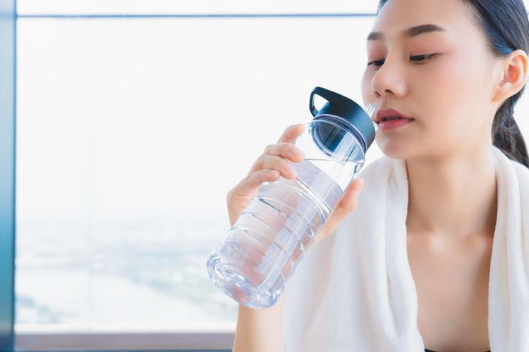 Ilustrasi botol air minum, botol minum plastik. 