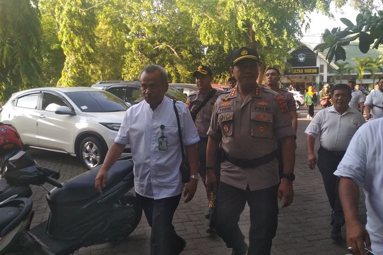 Kapolrestabes Makassar Kombes Pol Yudhiawan Wibisono saat mendatangi kampus UMI Makassar di Jalan Urip Sumoharjo, Kecamatan Panakukang, Makassar, usai diserang ratusan OTK, Senin (18/11/2019).