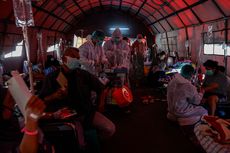 [BERITA FOTO] Kondisi di RSUD Kota Bekasi: Pasien Duduk Beralaskan Kardus hingga Terkulai di Kursi Roda