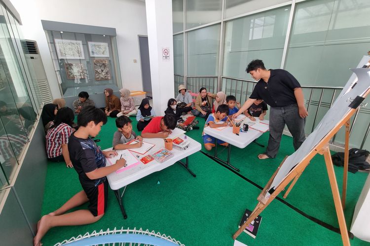 Anak-anak hadir dan mengikuti kegiatan kelas menggambar di Museum Basoeki Abdullah.