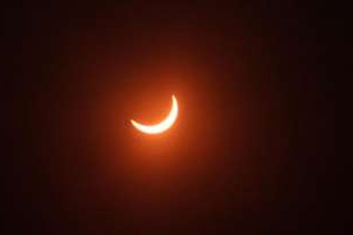 Penampakan gerhana matahari di langit Jakarta, Rabu (9/3/2016).