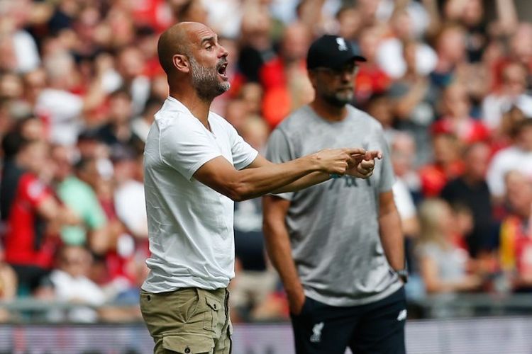 Pelatih Manchester City, Pep Guardiola, memberi instruksi kepada para pemainnya pada pertandingan Liverpool vs Man City dalam Community Shield 2019 di Stadion Wembley, 4 Agustus 2019. 