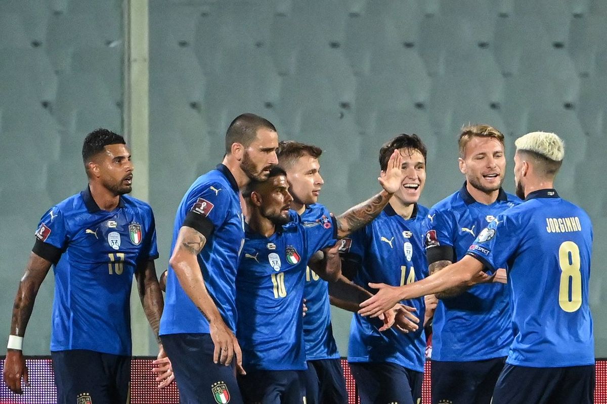Federico Chiesa (ketiga dari kanan) merayakan golnya bersama rekan-rekannya dalam pertandingan Italia vs Bulgaria pada lanjutan Kualifikasi Piala Dunia 2022 di Stadion Artemio Franchi, Jumat (3/9/2021) dini hari WIB.
