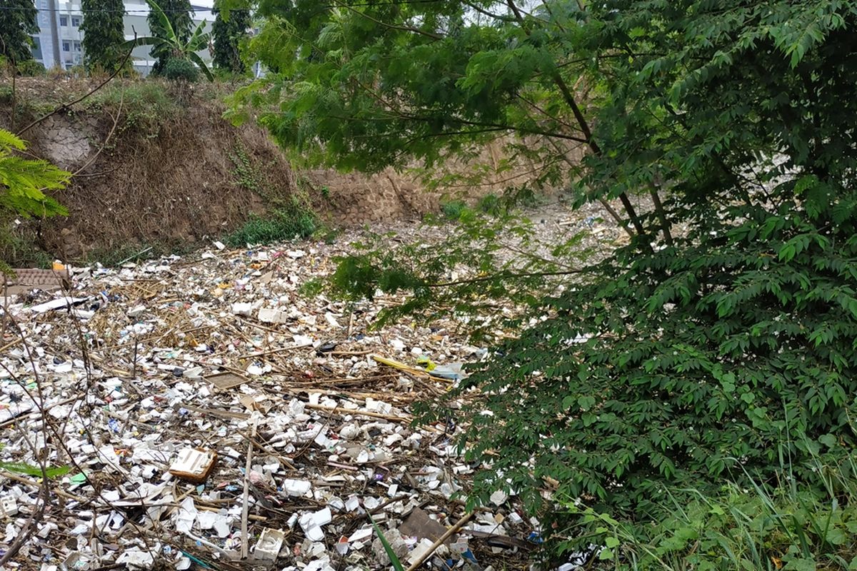 Tutupan sampah anorganik masih memenuhi aliran Kali Jambe di Kelurahan Jatimulya, Tambun Selatan, Kabupaten Bekasi lima hari sejak Senin hingga Jumat (15/11/2019).
