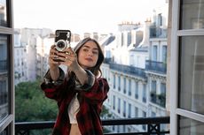 8 Item Ikonik dari Serial Emily in Paris