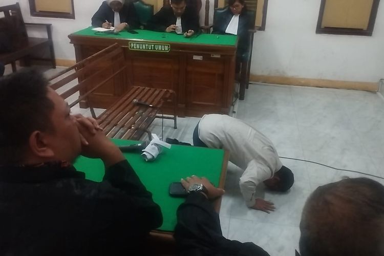 Dibebaskan dari Korupsi Medan Fashion Festival, Dua Terdakwa Menangis dan Sujud Syukur