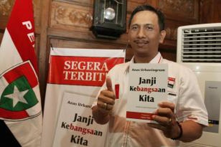 Fungsionaris Perhimpunan Pergerakan Indonesia (PPI) Gede Pasek Suardika, menunjukkan buku karangan mantan Ketua Umum Demokrat, Anas Urbaningrum, di Jakarta Timur, Jumat (17/1/2014). Buku yang ditulis Anas ini berjudul 'Janji Kebangsaan Kita'. TRIBUNNEWS/HERUDIN 