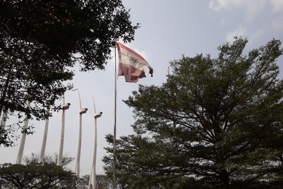 Bendera Suriah yang dipasang di Jalan Benyamin Sueb, Pademangab, tampak kusam dan robek, Rabu (25/7/2018).