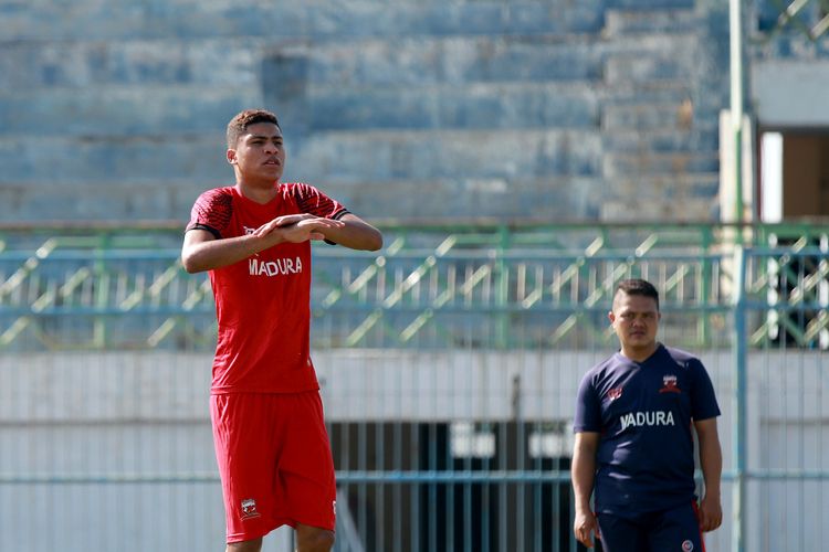 Pemain asing Madura United yang baru datang dari Brasil, Robert Junior Rodrigues Santos mengikuti latihan perdana di Stadion Bangkalan, Jawa Timur, Jumat (21/08/2020) pagi.