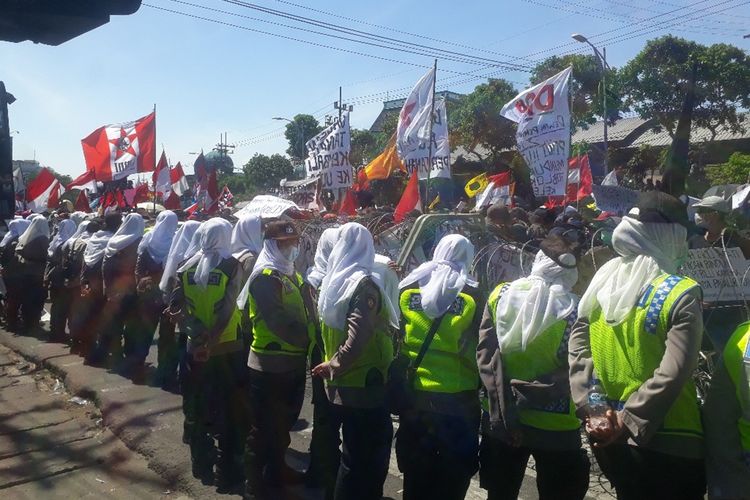 Barisan polwan berkerudung putih amankan aksi mahasiswa di depan gedung DPRD Jatim, Kamis (26/9/2019)