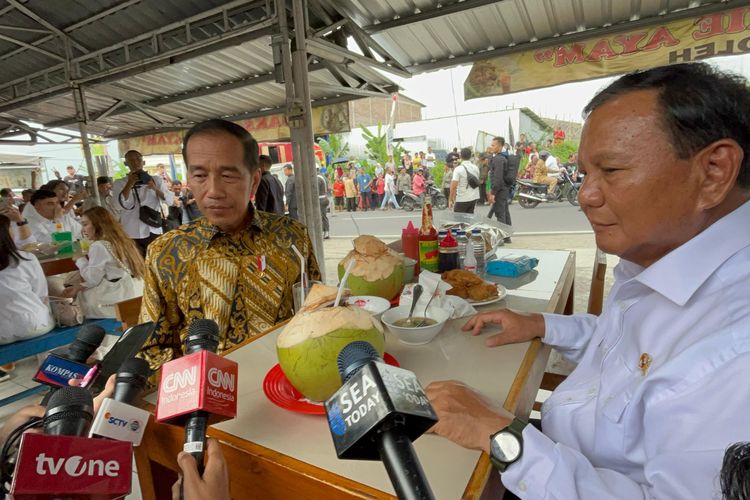 Presiden RI Joko Widodo (Jokowi) dan Menhan sekaligus Capres Nomor Urut 2 Prabowo Subianto di sebuah tempat makan Kawasan Magelang, Jawa Tengah, Senin (29/1/2024).