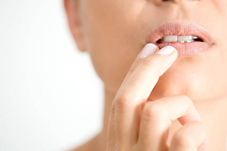 Jangan Salah, Ketahui Perbedaan Herpes pada Bibir dan Sariawan