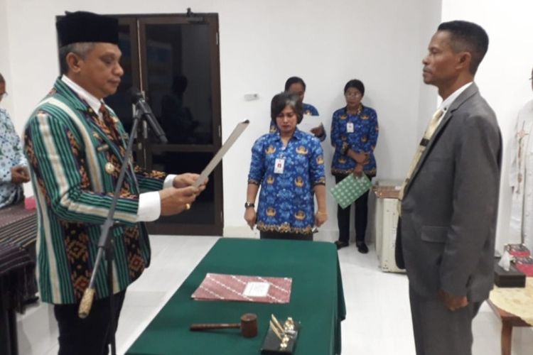 Foto: Bupati Sikka, Fransiskus Roberto Diogo (kiri) melantik Fransiskus Laka sebagai Direktur Perusahaan Daerah (Perumda) Air Minum Wairpuan di Kantor Bupati Sikka, Kamis (17/10/2022).