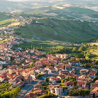 Ilustrasi lansekap San Marino, salah satu negara terkecil di dunia.