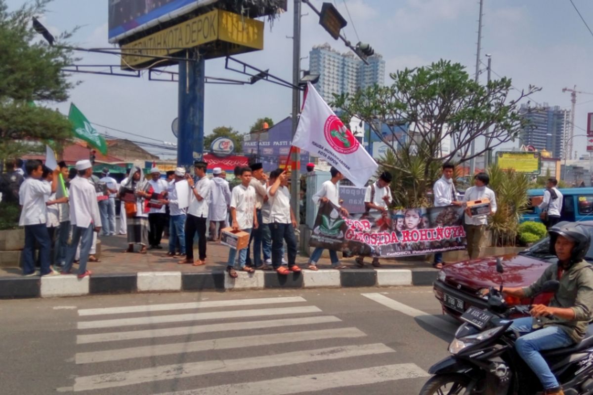 Peserta aksi solidaritas untuk Rohingya yang digelar di pertigaan Ramanda, Jalan Margonda, Depok, Jumat (8/9/2017) siang.