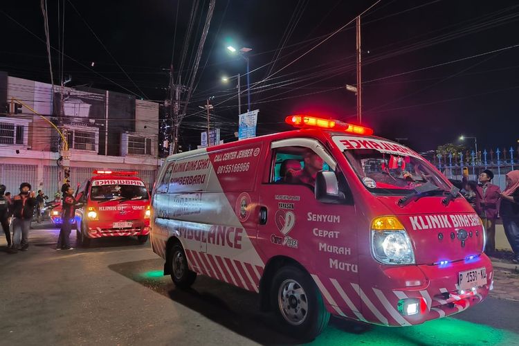 Iring-iringan ambulans membawa korban kecelakaan dari Probolinggo sampai di RS Bina Sehat Jember, Minggu (14/9/2025).