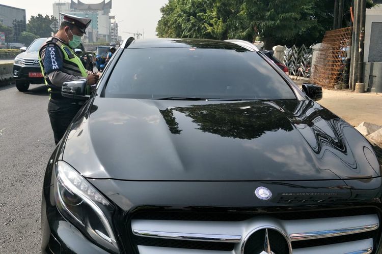 Pengendara Mercedes-Benz ditilang di Jalan Salemba, Jakarta Pusat, Senin (9/9/2019).