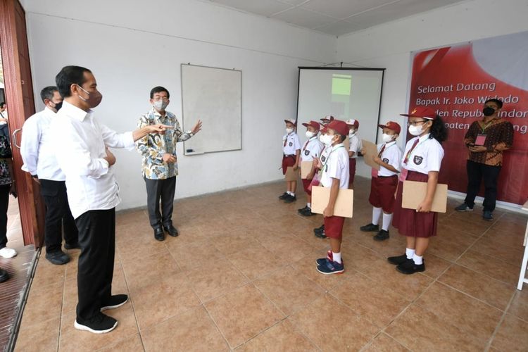 Presiden Joko Widodo saat bertemu dengan sejumlah anak yang tengah belajar matematika di kawasan Kantor Bupati Humbang Hasundutan, Provinsi Sumatera Utara, pada Kamis (3/2/2022).