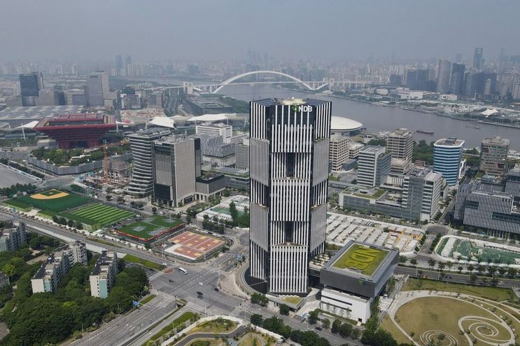 Foto dari udara yang diabadikan pada Jumat (17/6/2022) ini menunjukkan kantor pusat New Development Bank (NDB) di Shanghai, China timur.