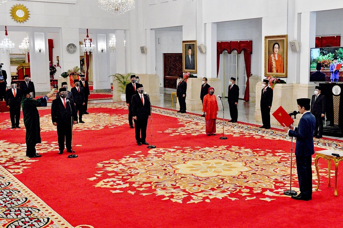 Presiden Joko Widodo (kanan) memimpin upacara pelantikan menteri Kabinet Indonesia Maju di Istana Negara Jakarta, Rabu (23/12/2020). Presiden melantik enam menteri untuk menggantikan posisi menteri lama (reshuffle) dan lima wakil menteri, diantaranya Tri Rismaharini sebagai Menteri Sosial, Sakti Wahyu Trenggono sebagai Menteri Kelautan dan Perikanan, Yaqut Cholil Qoumas sebagai Menteri Agama, Budi Gunadi Sadikin sebagai Menteri Kesehatan, Sandiaga Salahudin Uno sebagai Menteri Pariwisata dan Ekonomi Kreatif serta M Lutfi sebagai Menteri Perdagangan. ANTARA FOTO/HO/Setpres-Agus Suparto/wpa/hp.
