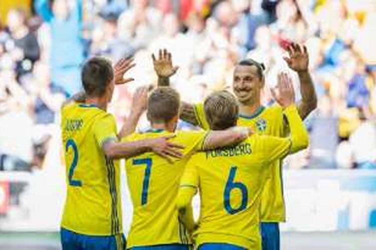 Zlatan Ibrahimovic dkk merayakan gol Swedia ke gawang Wales pada laga persahabatan di Stockholm, Minggu (5/6/2016). 