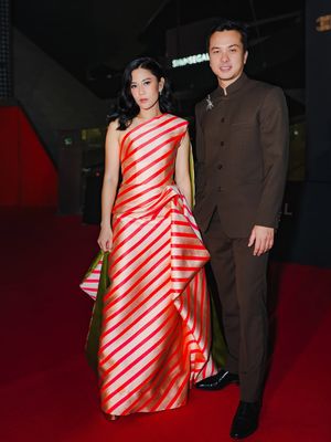 Dian Sastrowardoyo tampil memesona di BIFF 2025. Gaun stripes rancangan Sebastian Gunawan hingga reuni dengan Nicholas Saputra jadi sorotan.
