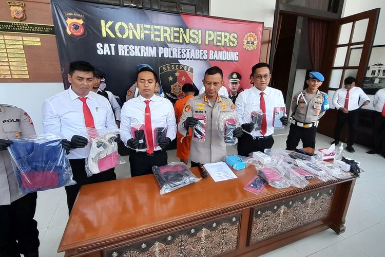 Kapolrestabes Bandung Kombes Pol Budi Sartono tengah memperlihatkan sejumlah ponsel yang dicuri pelaku WD di salah satu toko di BEC Bandung, Senin (16/10/2023)