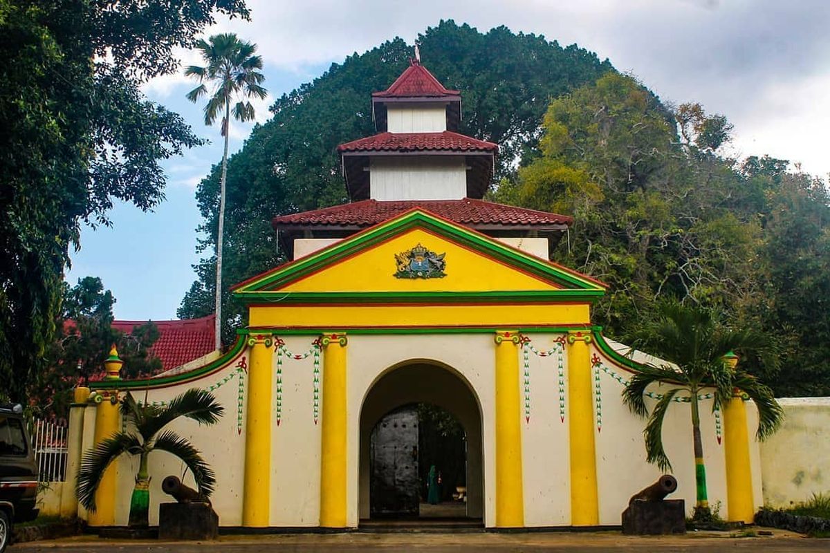 Pintu masuk Keraton Sumenep salah satu destinasi wisata di Sumenep, Rabu (22/5/2024). 