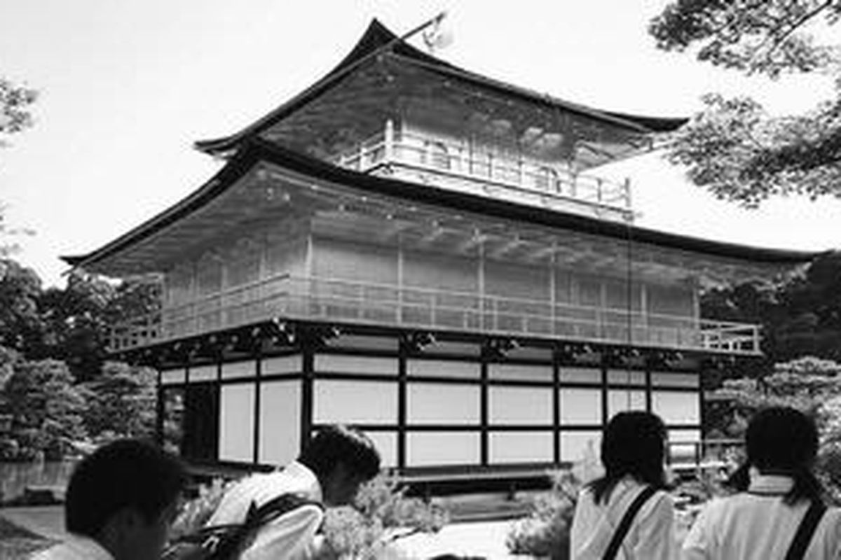 Kinkaku, kuil berlapis emas yang terletak di perbukitan Kinkakuji cho, Kita-ku, Kyoto, Jepang, Kamis (10/6).