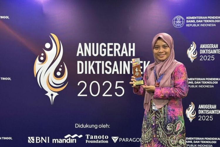 Dosen Fakultas Farmasi Universitas Borneo Lestari (UNBL), Helmina Wati, meraih Anugerah Pendidikan Tinggi Diktisaintek 2025 kategori Dosen Berdampak dari Kemdiktisaintek di Jakarta, Jumat (19/12/2025). 