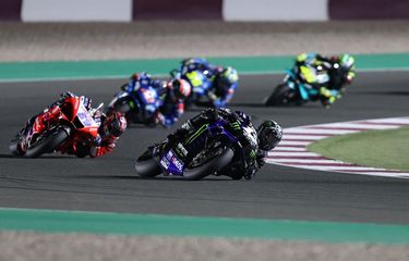 Maverick Vinales saat balapan di MotoGP Qatar 2021. (Photo by KARIM JAAFAR / AFP)