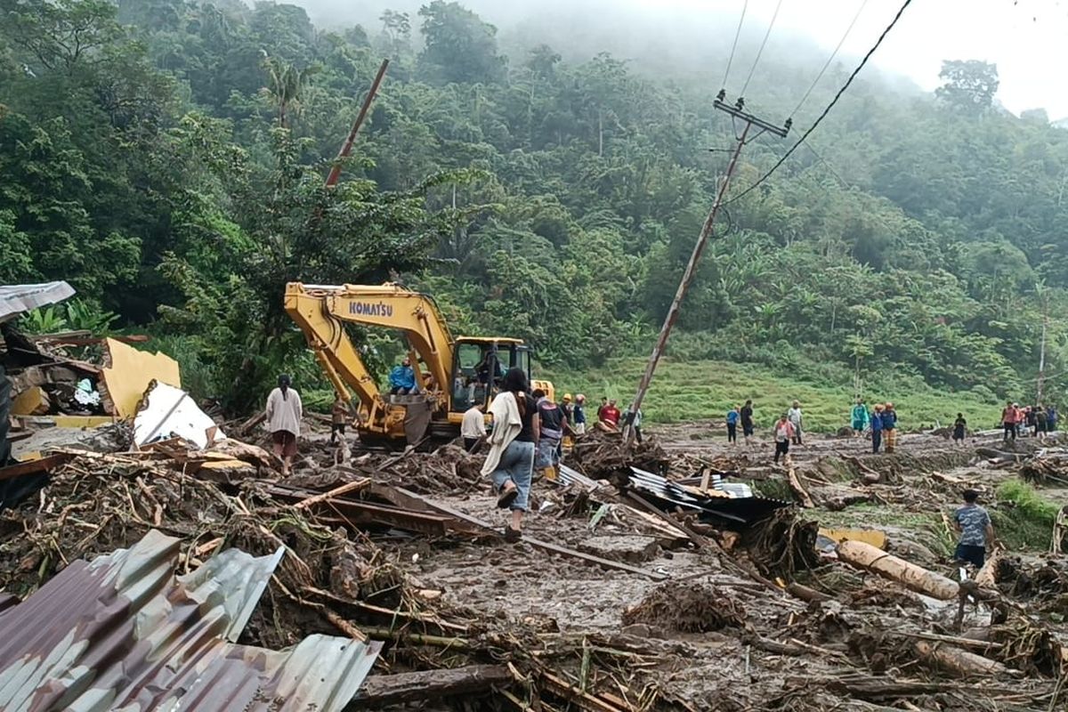 Suasana Desa Martelu, Kabupaten Deli Serdang usai diterjang banjir bandang pada Minggu (24/11/2024). 