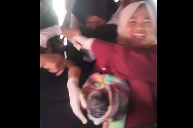Seorang warga Kuala Kampar, Kabupaten Pelalawan, Riau viral di media sosial setelah dirinya melahirkan seorang bayi perempuan di speed boat (SB) Kurnia Jaya, Minggu (26/11/2023).