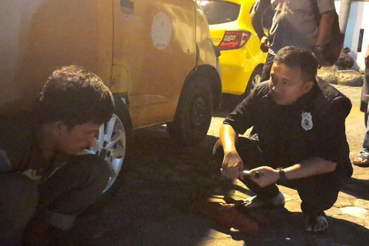 Kasatreskrim Polrestabes Medan Kompol Teuku Fathir saat mengintrogasi pencuri ban mobil di Kota Medan, Selasa (4/7/2023) malam.