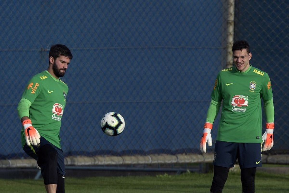 Penjaga gawang Brazil Alisson (Kiri) dan Ederson (C) serta pelatih penjaga gawang Claudio Taffarel mengikuti sesi latihan di Porto Alegre, Rio Grande do Sul, Brazil pada 24 Juni 2019 jelang laga sepak bola perempat final Copa America 27 Juni mendatang.