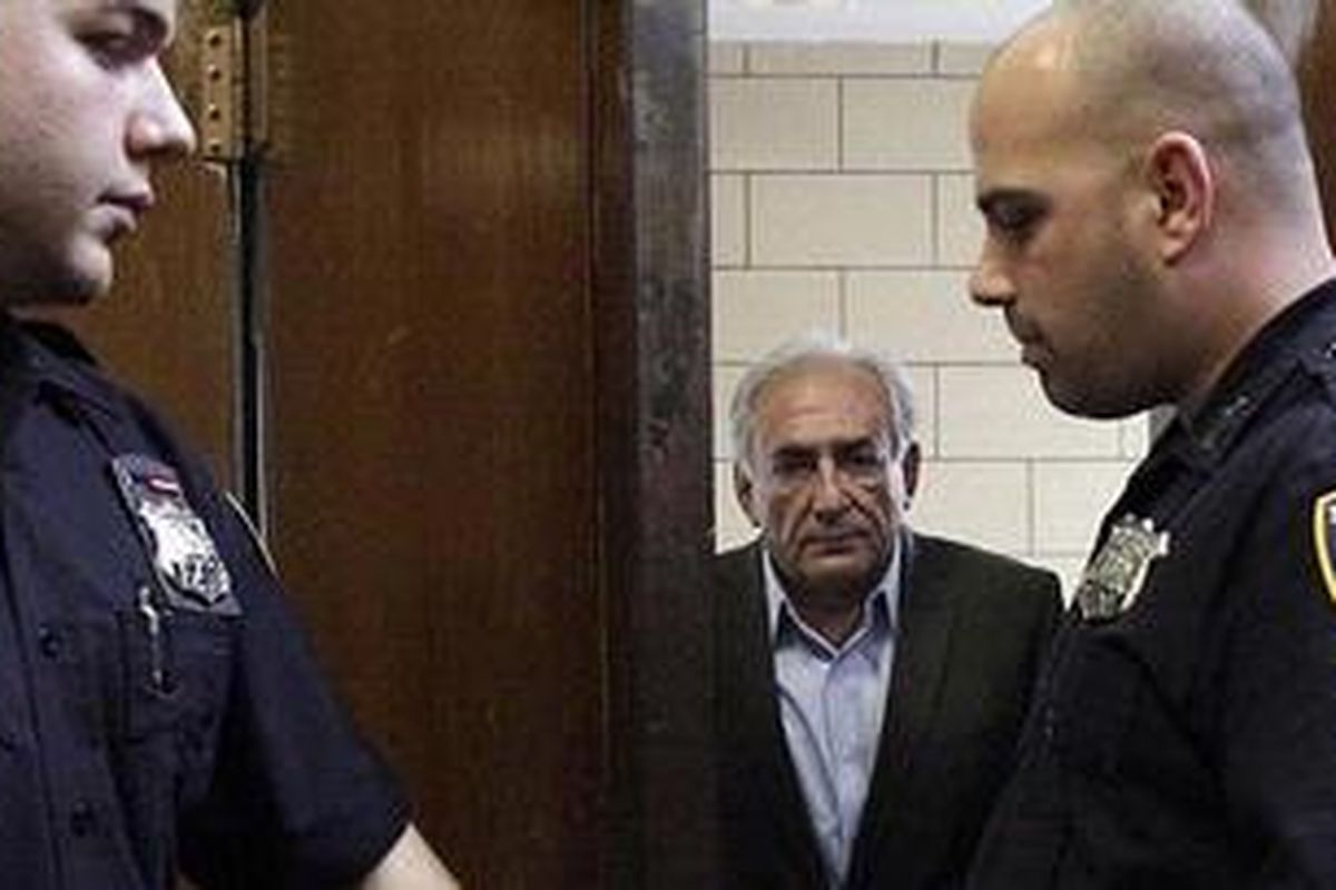 Mantan direktur pelaksana IMF, Dominique Strauss-Kahn, ketika memasuki ruang sidang Pengadilan Tinggi New York, Kamis (19/5/2011). Strauss-Kahn yang dituduh melakukan percobaan pemerkosaan terhadap seorang pelayan kamar hotel dibebaskan dengan uang jaminan sebesar 6 juta dollar AS.