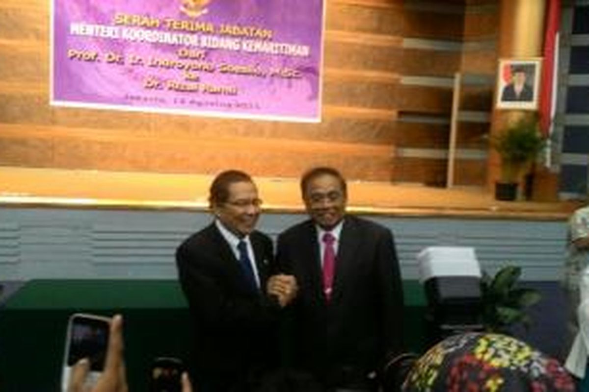 Rizal Ramli berjabat tangan bersama Indroyono Soesilo usai acara serah terima jabatan Menteri Koordinator Kemaritiman