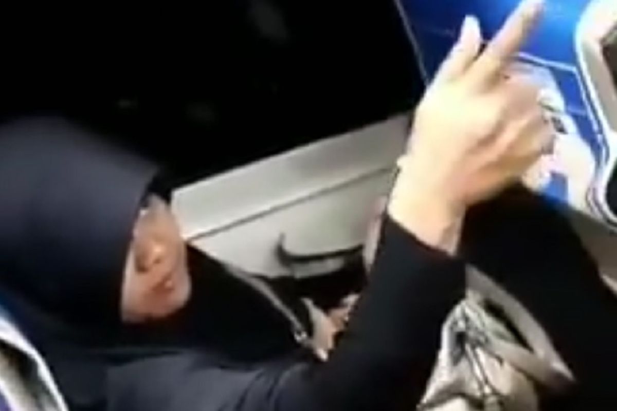 Seorang penumpang kereta api tujuan Jakarta marah-marah kepada seorang polisi khusus kereta api dan menyebut dirinya sebagai teman para teroris ketika diamankan pada Jumat (25/5/2018). Namun perempuan itu diduga sedang stres.