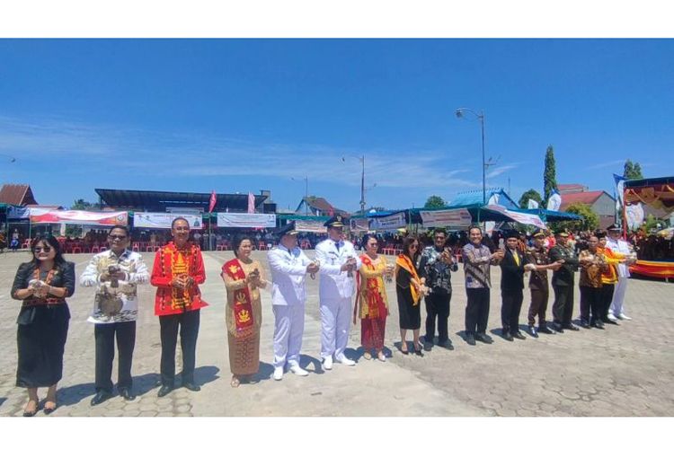 Acara berlangsung meriah dan dihadiri banyak tamu undangan.