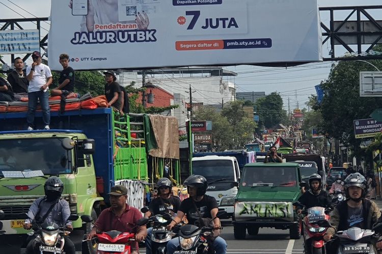 Ratusan truk berjalan untuk menolak kebijakan peraturan ODOL di sekitar kota Wonosari, Gunungkidul, Rabu (25/6/2025)