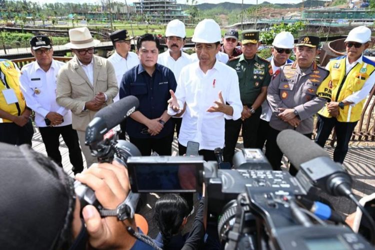 Presiden Joko Widodo saat memberikan keterangan pers di Sumbu Kebangsaan, kawasan Ibu Kota Nusantara (IKN) di Kalimantan Timur, Rabu (17/1/2024).
