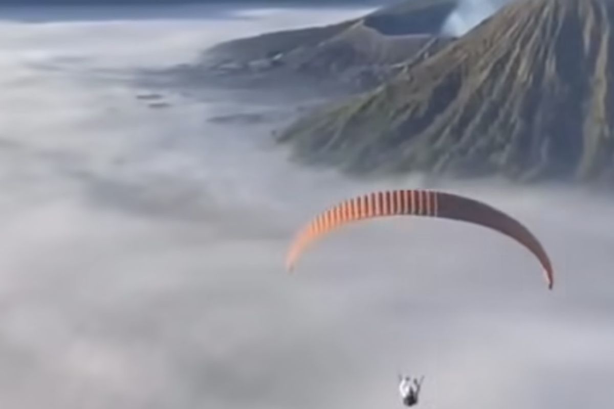 Tangkapan layar oknum wisatawan melakukan aktivitas penerbangan paralayang di kawasan Gunung Bromo.
