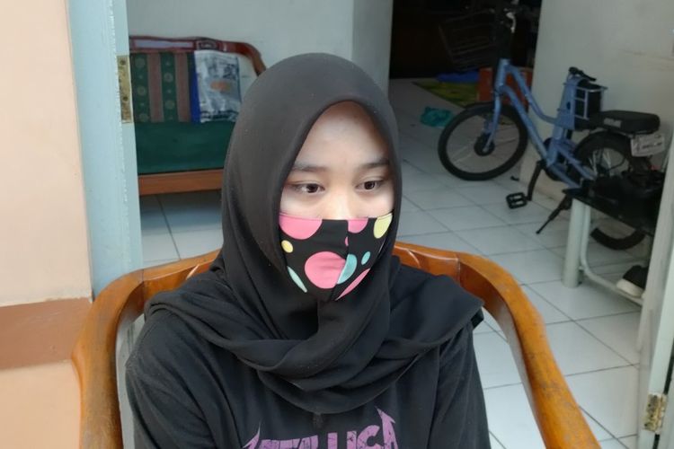 Nadila Suhendar (19) pemilik KTP asal Kota Tasikmalaya, Jawa Barat, berfoto gadis cantik tertawa lepas saat ditemui di rumahnya Jalan RE Martadinata Kota Tasikmalaya, Selasa (15/12/2020).